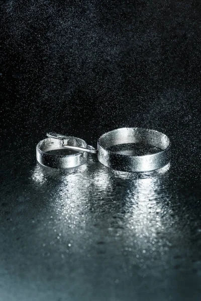 Belos Anéis Prata Casamento Vidro Molhado Escuro Com Gotas Água — Fotografia de Stock