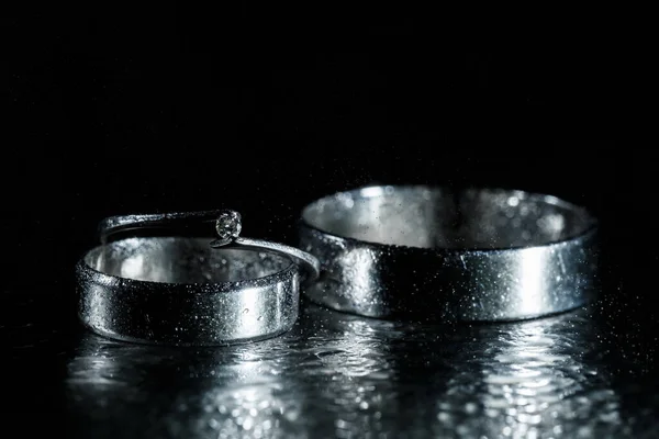 Belos Anéis Prata Casamento Vidro Molhado Escuro Com Gotas Água — Fotografia de Stock