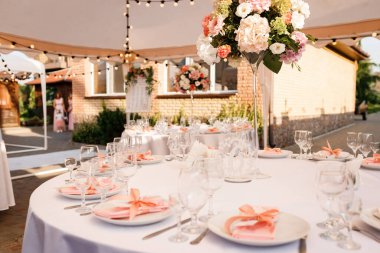 Ziyafette dekore edilmiş konuklar için masalar