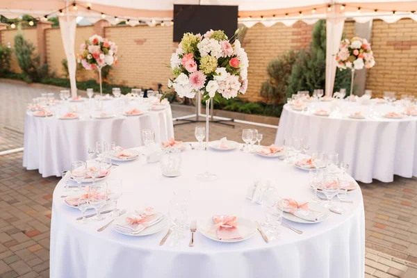 Mesas para convidados decorados no banquete — Fotografia de Stock