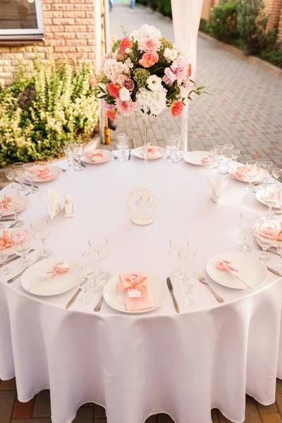Mesas para convidados decorados no banquete — Fotografia de Stock