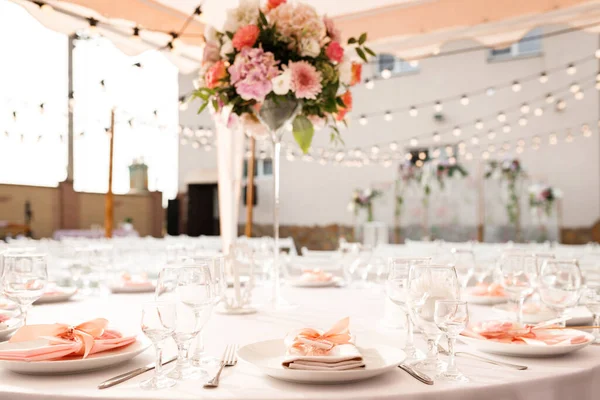 Tables pour invités décorées au banquet — Photo