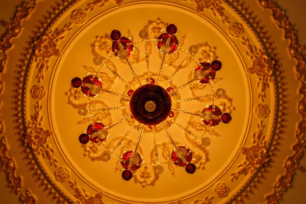 Güzel altın rengi kristal avize tüm ılık ışığı aydınlatır.