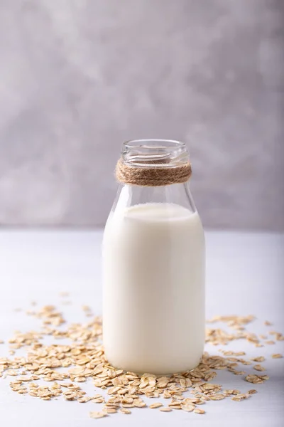 Молочное овсяное молоко — стоковое фото
