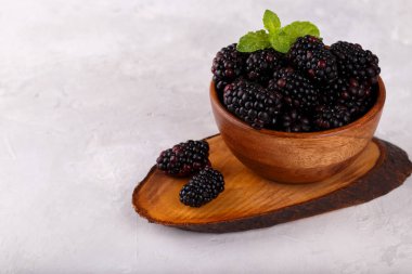 olgun organik böğürtlen