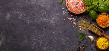 Baharat ve otlar siyah taş zemin üzerinde. Menü veya yemek tarifleri için boş alan ile Üstten Görünüm.