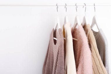 Asılı bir raf, eğilimleri kavramı, pastel renkler sıcak örme, sonbahar, kış giysileri