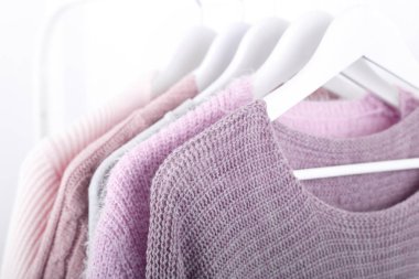 Asılı bir raf, eğilimleri kavramı, pastel renkler sıcak örme, sonbahar, kış giysileri