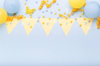 Baloons ve konfeti, kopya alanı ile mavi yüzeyi ile Doğum günü parti arka plan sınırı