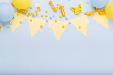 Baloons ve konfeti, kopya alanı ile mavi yüzeyi ile Doğum günü parti arka plan sınırı