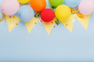 Baloons ve konfeti, kopya alanı ile mavi yüzeyi ile Doğum günü parti arka plan sınırı