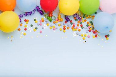Baloons ve konfeti, kopya alanı ile mavi yüzeyi ile Doğum günü parti arka plan sınırı