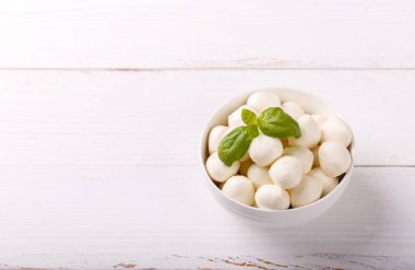Mozzarella peyniri basil Beyaz ahşap tahta kopya alanı. Caprese salatası için malzemeler