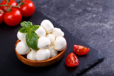 Mozzarella peyniri, fesleğen kiraz domates Balsamik siyah arduvaz taş alanı kopyalayın. Caprese salatası için malzemeler