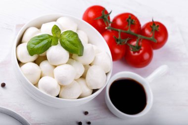 Mozzarella peyniri fesleğen domates kiraz Balsamik Beyaz ahşap tahta kopya alanı. Caprese salatası için malzemeler