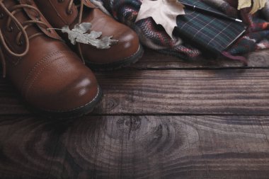 Seyahat Aksesuarları çizmeler ekose ve Not defteri eski ahır ahşap arka plan