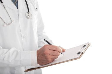 Bir erkek Doktor tıbbi form üzerinde beyaz izole ayakta dolduruyor yakın çekim