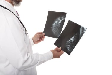 Beyaz arka plan kopya alanı içinde izole bir mamografi bakarak doktor
