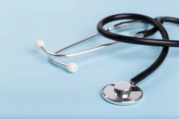 Preto Stethoscop Sobre Azul Fundo Cópia Espaço Médico Conceito — Fotografia de Stock