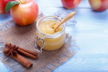 Ev elma saf sonbaharda hasat meyve üzerinde mavi arka plan kadar yakın oldu