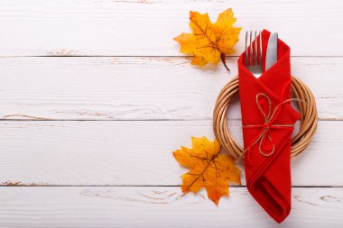 Beyaz ahşap masa Şükran veya octoberfest vintage zemin üzerine sonbahar tablo ayarı