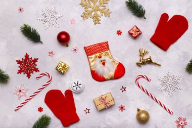 Noel ve yeni yıl arka plan düz kırmızı şenlikli süslemeli havai görünümü yatıyordu