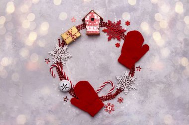 Noel ve yeni yıl arka plan düz bir daire içinde kırmızı şenlikli süslemeli havai görünümü yatıyordu