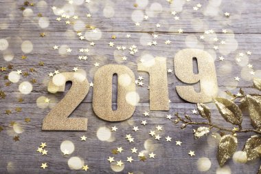 Yeni yıl arka plan 2019 çam ağacı dalı kar ve dekorasyon eski rustik yüzeyi kaplı