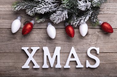 Noel tatili arka plan ahşap mektuplar kar ve dekorasyon eski rustik yüzeyi kaplı ağaç dalı çam.