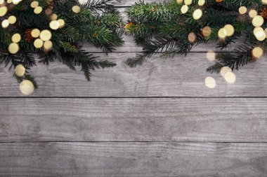 Çam ağacı dalı üzerinde rustik ahşap arka planı gri üstten görünüm alanı Noel ve yeni yıl kartı Kopyala