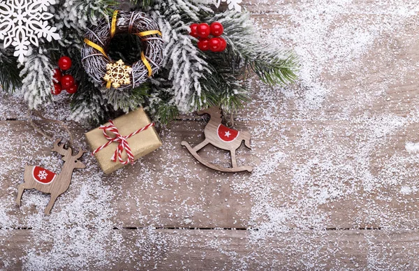 Vánoční Ozdoby Sváteční Ozdoby Rustikální Dřevěné Pozadí Sníh Červené Koulí — Stock fotografie