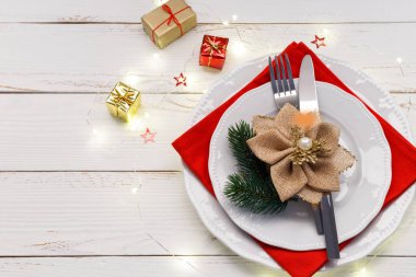 Beyaz ahşap masa Noel ve yeni yıl Tablo ayarı. Noel kartı veya menü şablonu