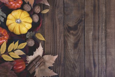 Sonbahar halloween veya Şükran backgrouund sarı ve orrange kabak ve renkli yaprakları eski ahır ahşap tahta