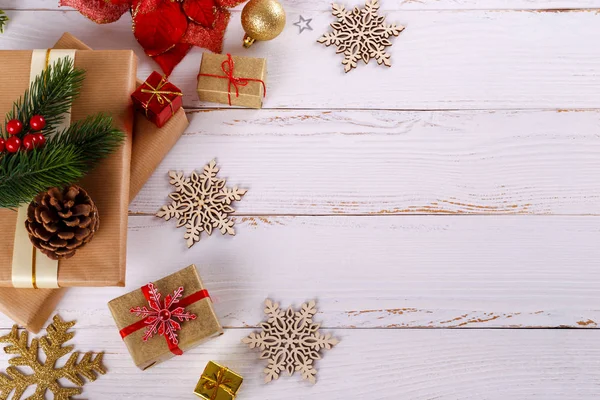 Weihnachten Oder Neujahr Hintergrund Rote Beeren Geschenk Boxen Schneeflocken Auf — Stockfoto