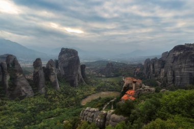 Meteora Kalabaka Yunanistan günbatımı sonbaharın panoramik görünüm