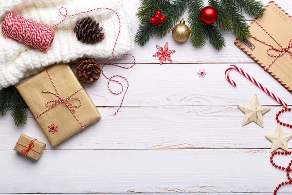 Weihnachten Oder Neujahr Hintergrund Mit Schal Tannenzapfen Lichter Geschenke Und — Stockfoto