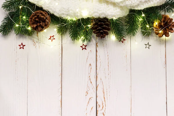 Рождественский Новогодний Фон Шарфом Сосновыми Шишками Огнями Белом Деревянном Столе — стоковое фото