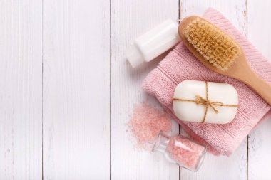 Beyaz ahşap zemin üzerinde yatıyordu kopya alanı düz sabun fırça Spa ayar pembe deniz tuz havlu el yapımı