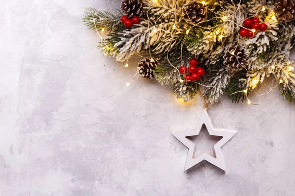 Tannenbaum Zweig Holz Stern Weihnachten Hängende Dekoration Kopierraum — Stockfoto