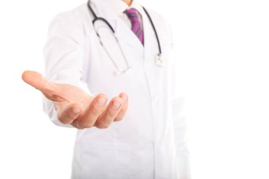 Erkek doktor yardım eli uzatıyor ya da sanal Screan izole beyaz arka plan tutuyor