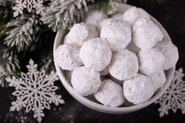 Geleneksel Noel kurabiyeleri. Arkaplanda kartopu var.