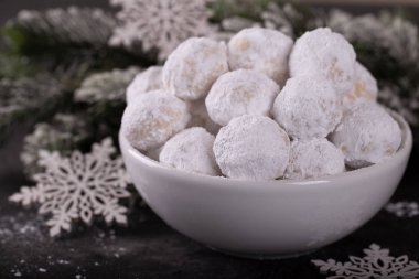 Geleneksel Noel kurabiyeleri. Arkaplanda kartopu var.