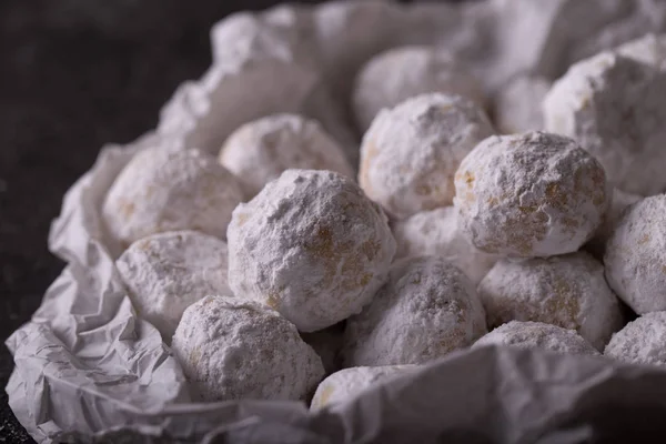 Galletas Tradicionales Navidad Con Bolas Nieve Almendras Sobre Fondo Oscuro —  Fotos de Stock