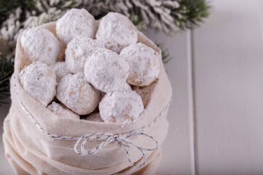 Beyaz zemin üzerinde kartopu olan geleneksel Yunan Noel kurabiyeleri