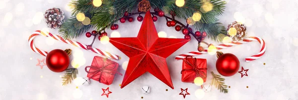 赤い星の贈り物ボックス キャンディー杖ボールと灰色の石の Fir ツリー ブランチ クリスマスの装飾背景フラット レイアウト コピーの領域 — ストック写真