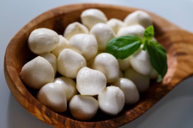 Mozzarella peyniri ve fesleğen ahşap kase malzemesi Caprese salatası için doğal ışık