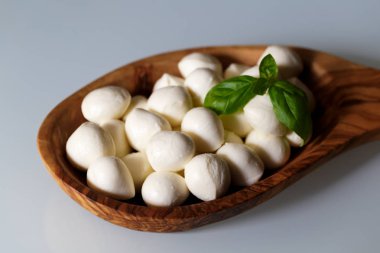 Mozzarella peyniri ve fesleğen ahşap kase malzemesi Caprese salatası için doğal ışık