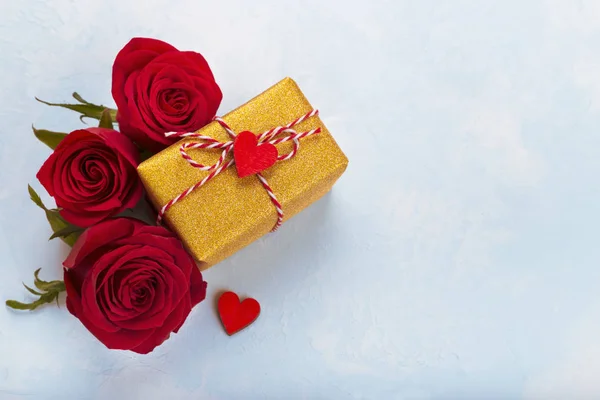 Rosas Vermelhas Caixa Presente Dourado Com Fita Fundo Azul Lidar — Fotografia de Stock