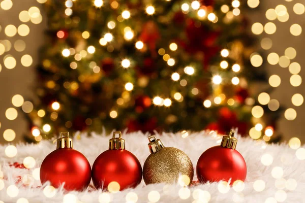 Juldekorationer Röda Och Gyllene Bollar Snö Semester Kort Mall — Stockfoto