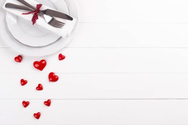 Beyaz ahşap masa üzerinde romantik masa ayarları Sevgililer Günü kartı şablonu